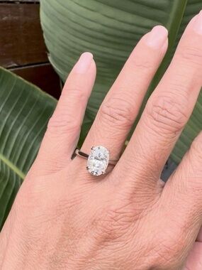 *BRAND NEW* OVAL MOISSANITE RING
11X7.5MM 18K WHITE GOLD SIZE 6